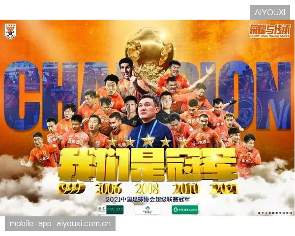 逆境中的王者！足球中锋背身抗两人护球成功的精彩瞬间